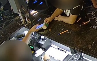 Житель Бреста нашел чужую карточку и проиграл все деньги с нее