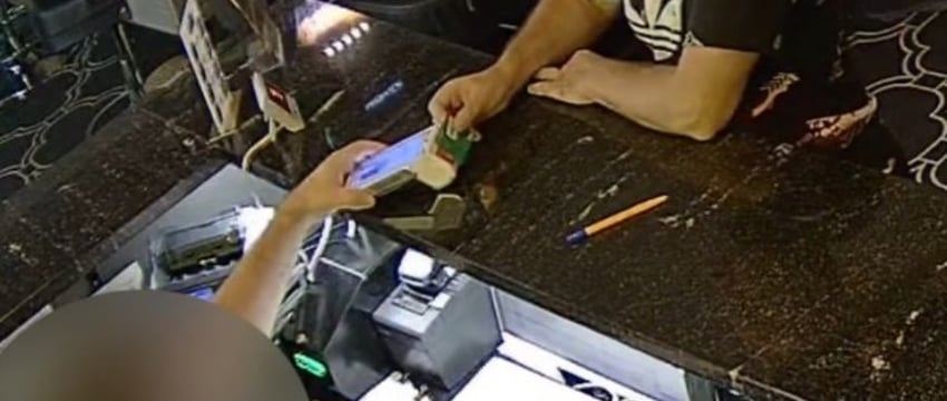 Житель Бреста нашел чужую карточку и проиграл все деньги с нее