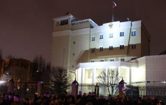 Белорусы несут цветы к зданию посольства России в Минске из-за теракта