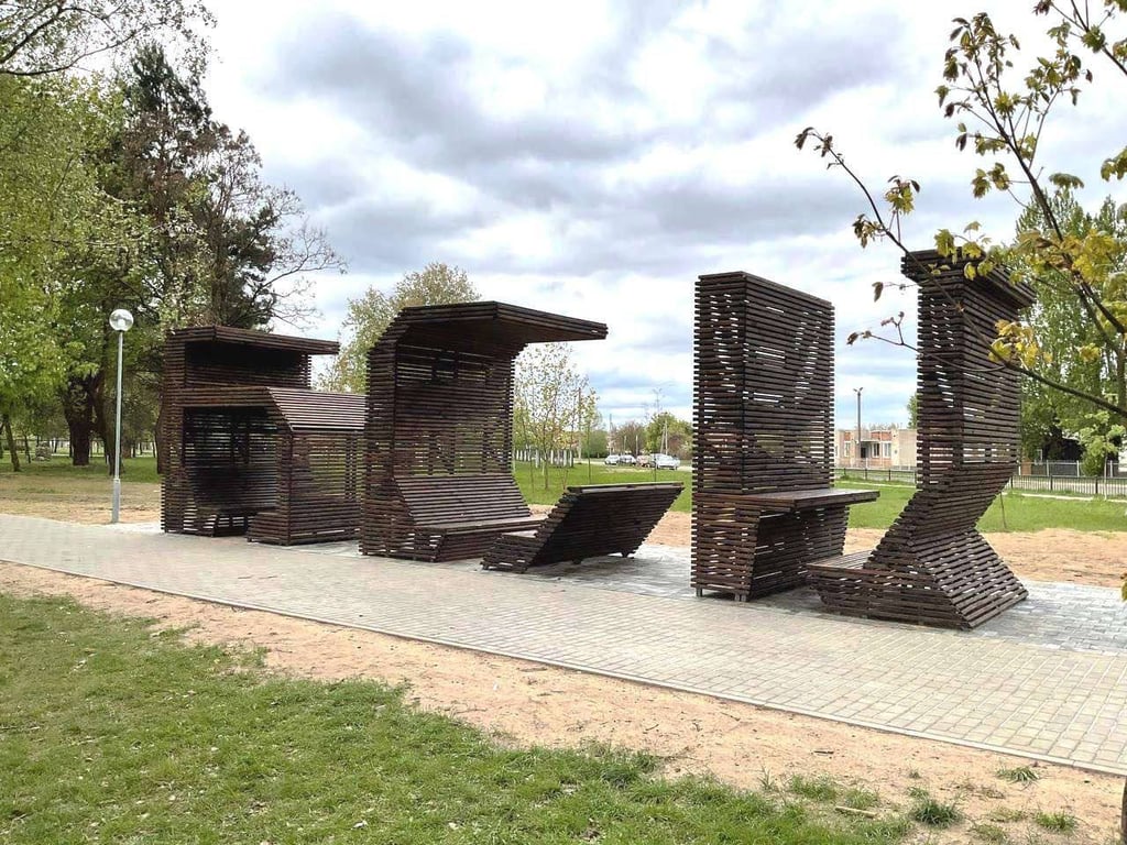 В Бресте в микрорайоне Дубровка установлены стильные скамейки