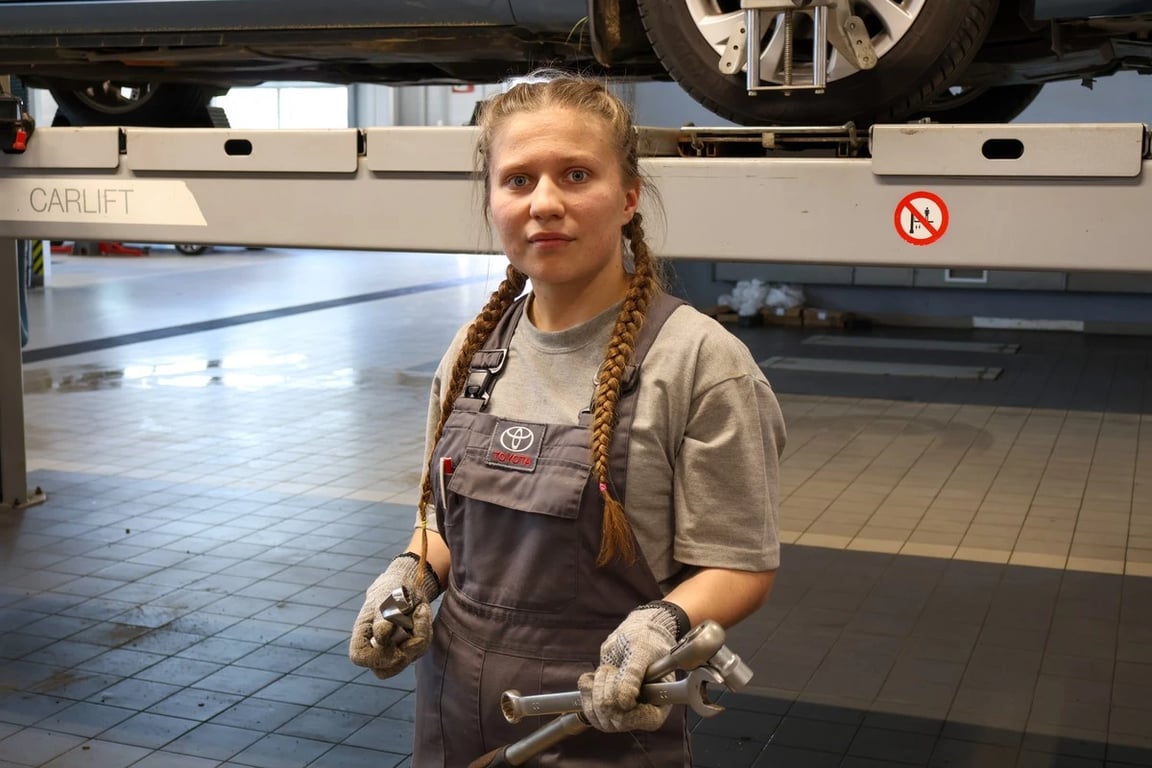 «Вместо «музыкалки» меняла в гараже колодки»: как 20-летняя девушка стала автомехаником