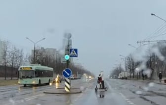 «Выглядело это неадекватно». Женщина с ребенком на самокате неожиданно поехала на красный