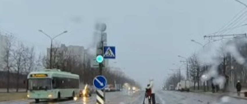 «Выглядело это неадекватно». Женщина с ребенком на самокате неожиданно поехала на красный