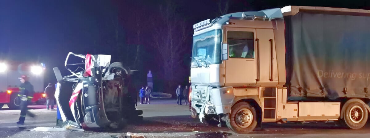 В Славгороде скорая помощь попала под фуру. Водителя и медика увезли в больницу — Видео