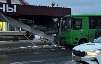 Автобус развалил автостанцию в Житковичах