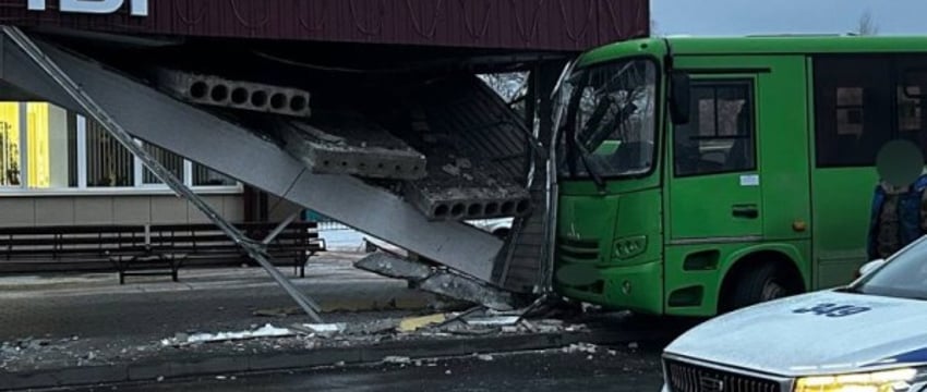 Автобус развалил автостанцию в Житковичах