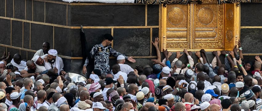 Семьи ищут пропавших без вести, так как число погибших паломников во время Хаджа превысило 900.