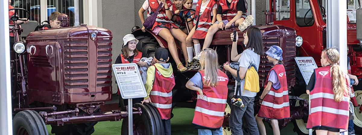 Лукашенко дал указание отправить белорусских школьников на производство. Зачем?