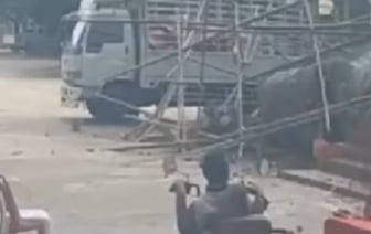12-метровая статуя Будды упала на монаха в Таиланде