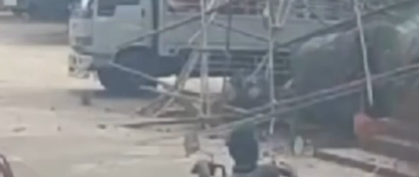 12-метровая статуя Будды упала на монаха в Таиланде