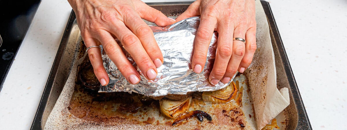 Какой стороной заворачивать еду в фольгу при готовке? Вот что ответили её производители — Полезно