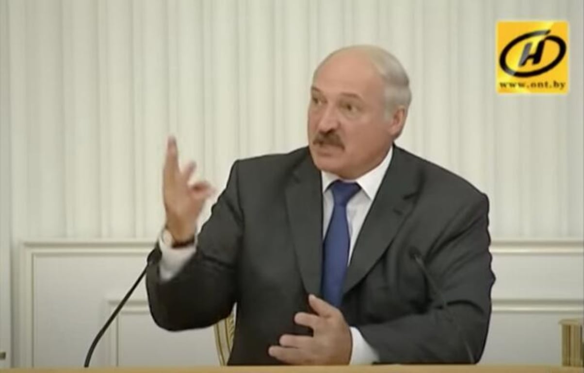 Александр Лукашенко рассказывает чиновникам о пойманных им трех сомах, 2013 год. Скриншот видео телеканала ОНТ
