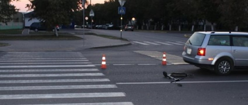 В Волковыске легковушка сбила школьницу на электросамокате - опубликовано видео