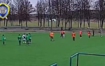 На тренировке в Ошмянах на ребёнка упали футбольные ворота. Что грозит тренеру? — Видео