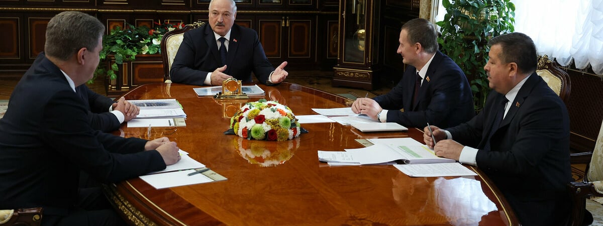 «Надо будет прыгать» — Лукашенко назвал свое главное предвыборное обещание. За какое «высасывание» упрекнул главу Минска?