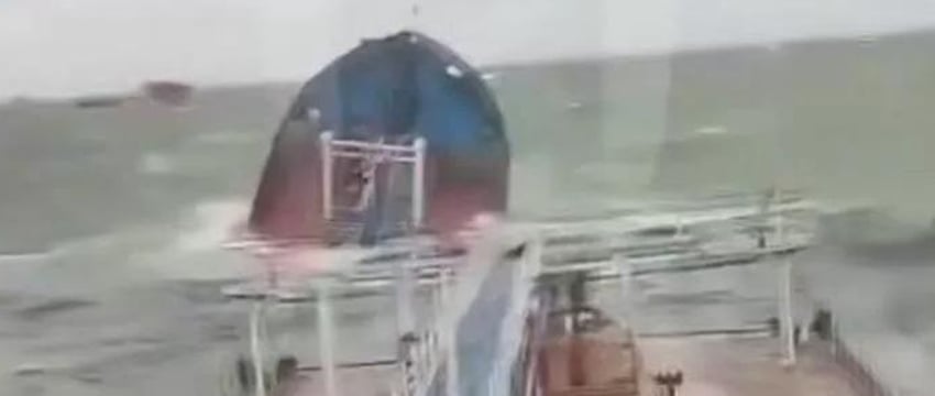 Два грузовых судна тонут в Керченском проливе
