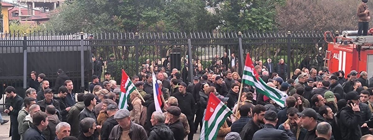 В Абхазии вспыхнули протесты из-за земельных участков для российских кампаний. Лукашенко такой тоже подарили