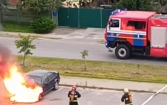 В Пинске очевидец снял на видео, как пожарные тушили горящий автомобиль