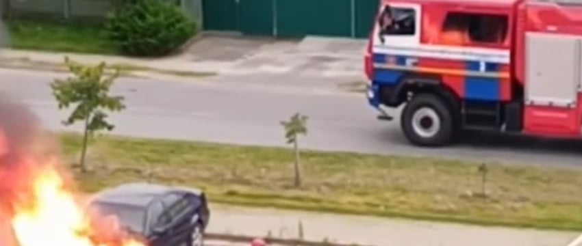 В Пинске очевидец снял на видео, как пожарные тушили горящий автомобиль