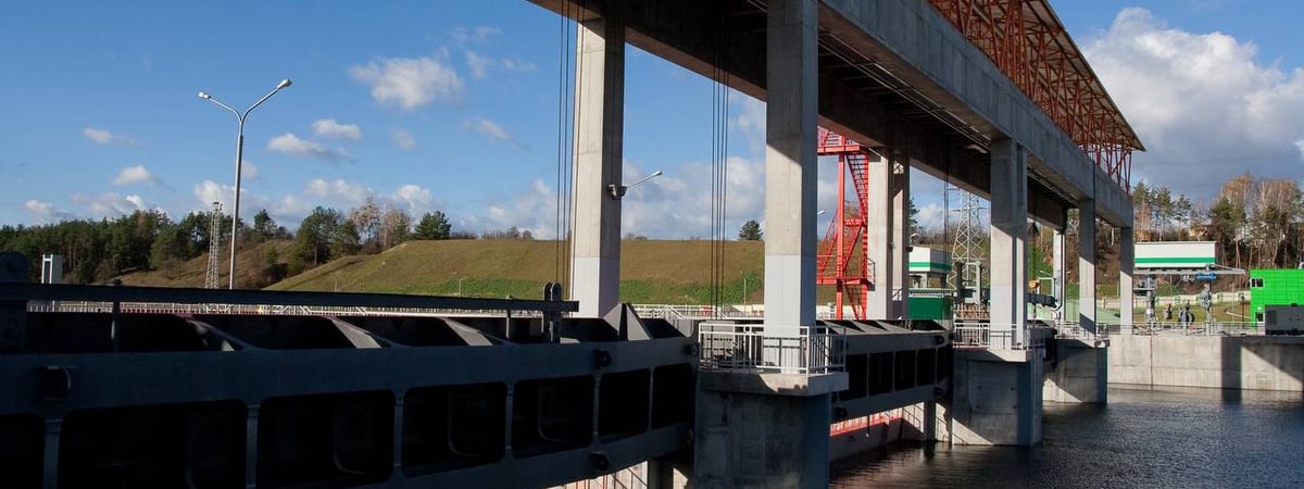 Фотофакт. Посмотрите, как Гродненскую ГЭС чистят от речного мусора