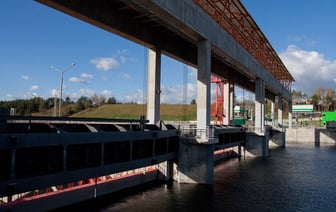 Фотофакт. Посмотрите, как Гродненскую ГЭС чистят от речного мусора