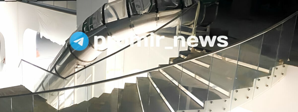 В Минском ТЦ построили горку между этажами. Кому можно прокатиться вместо спуска по лестнице?