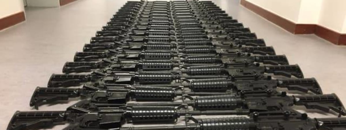В Германии двух беларусов задержали за кражу 40 автоматов М16. Оружие они пытались продать через аукцион в даркнете