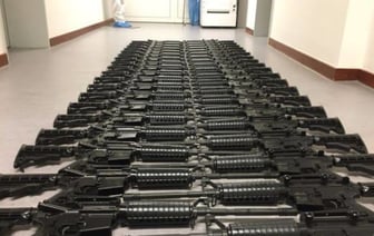 В Германии двух беларусов задержали за кражу 40 автоматов М16. Оружие они пытались продать через аукцион в даркнете
