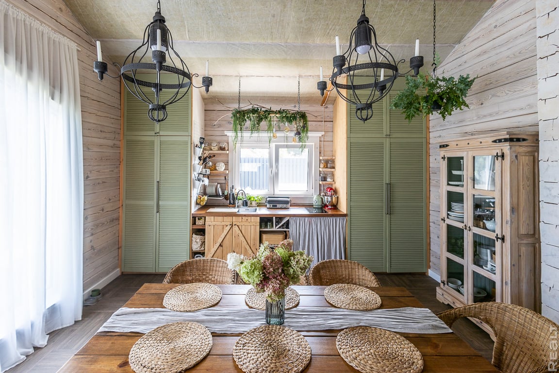 Молодая семья построила уютный дом из старого сруба. Побывали у них в гостях