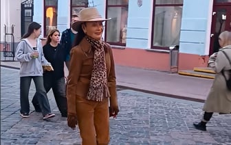 «Всем бы так выглядеть» — Пользователи восхитились 77-летней жительницей Гродно — Видео