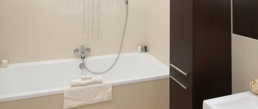 Зарядка телефона в ванной обернулась трагедией для жительницы Беларуси. Что произошло