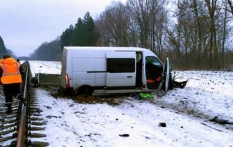 Микроавтобус въехал в поезд на станции Василевичи под Речицей