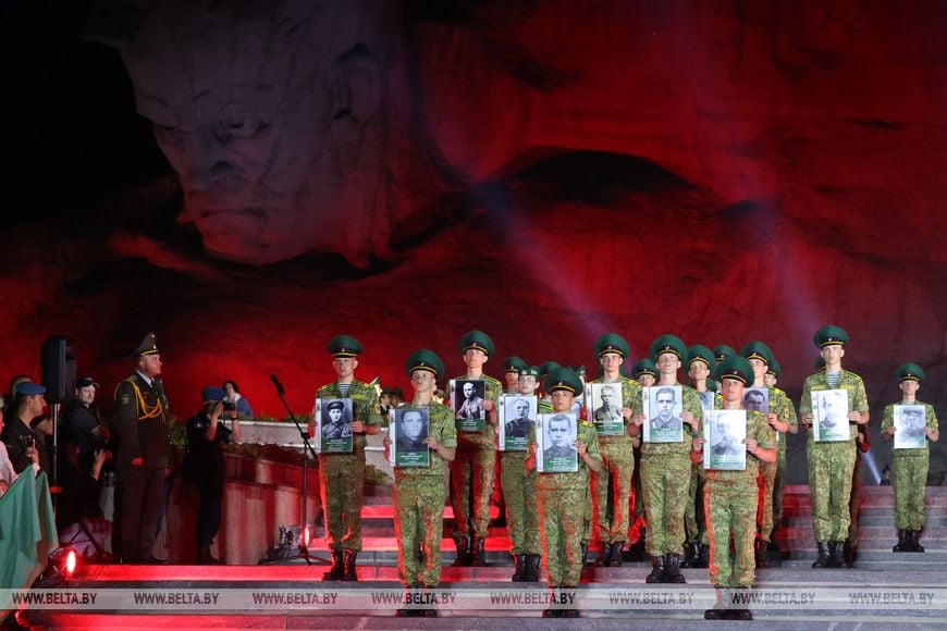 Около 20 тыс. человек стали участниками митинга-реквиема в Брестской крепости