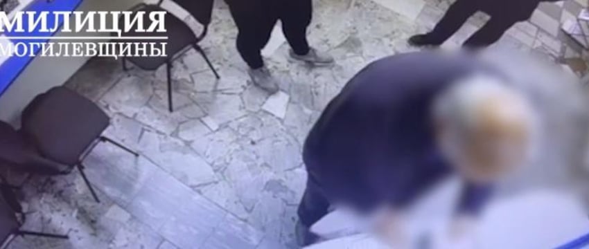 Могилевчанин в банке присвоил лишние 300 долларов при обмене валют