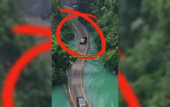 «Представляю, сколько на дне металлолома» — Видео с «плавающим» автомобильным мостом в Китае набрало 2,7 млн просмотров — Видео