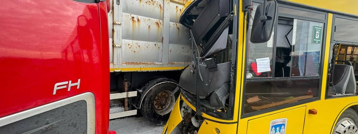 Под Минском автобус въехал в фуру — 14 пострадавших в больнице — Видео