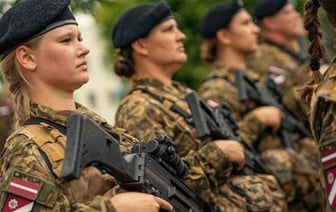 В Латвии хотят ввести обязательную военную службу для женщин