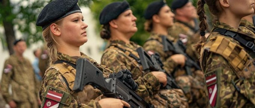 В Латвии хотят ввести обязательную военную службу для женщин