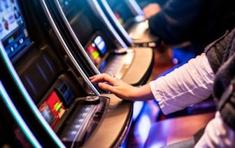 Директор турагентства тратила выручку на игровые автоматы – что было дальше