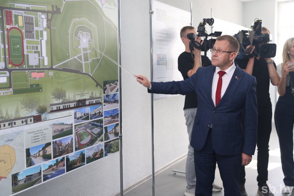 В Бресте премьер-министр Беларуси Роман Головченко ознакомился с производством газовых плит и строительством патриотического центра