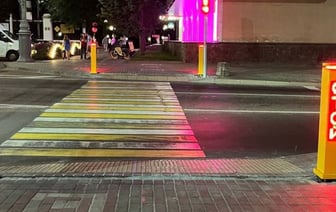 Впервые в стране. Необычные столбики появились на пешеходном переходе в Гомеле