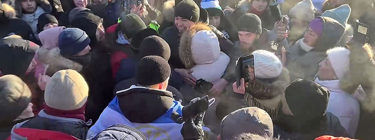 В Башкортостане тысячи человек вышли на протест из-за приговора местному активисту. Их жестко разгоняет ОМОН, начались задержания