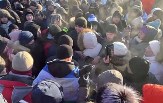 В Башкортостане тысячи человек вышли на протест из-за приговора местному активисту. Их жестко разгоняет ОМОН, начались задержания