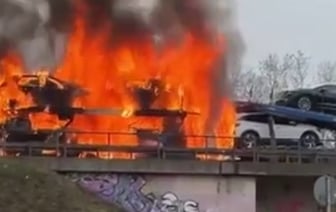 В Германии сгорел автовоз с электромобилями, который вел белорус