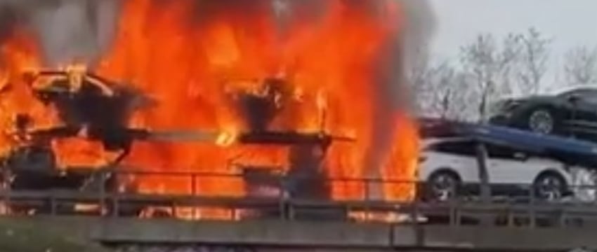 В Германии сгорел автовоз с электромобилями, который вел белорус