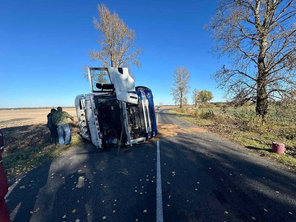 Опасная ситуация на дороге: в Жабинковском районе перевернулся грузовик