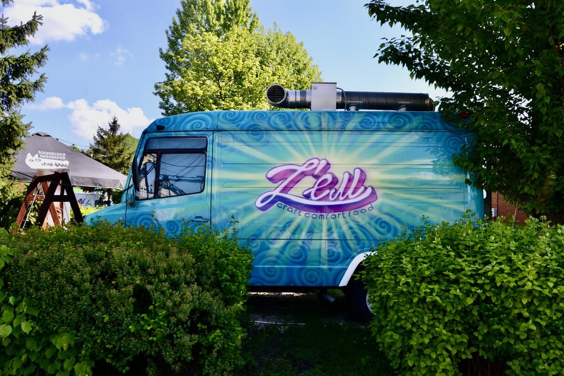 Пара из Бреста сделала крутой фуд-трак из старого Mercedes-Benz 609