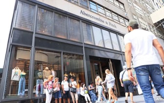 Пока бывшего Генерального Директора Abercrombie допрашивали о сексуальном насилии, еще 8 мужчин-моделей заявили #MeToo