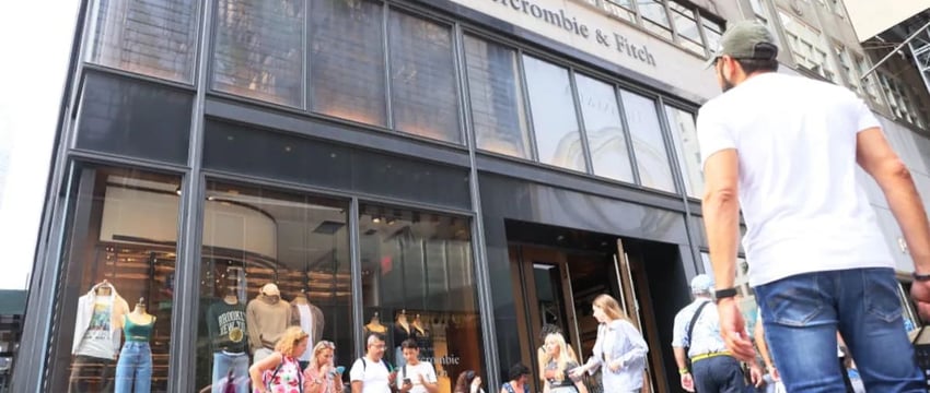 Пока бывшего Генерального Директора Abercrombie допрашивали о сексуальном насилии, еще 8 мужчин-моделей заявили #MeToo