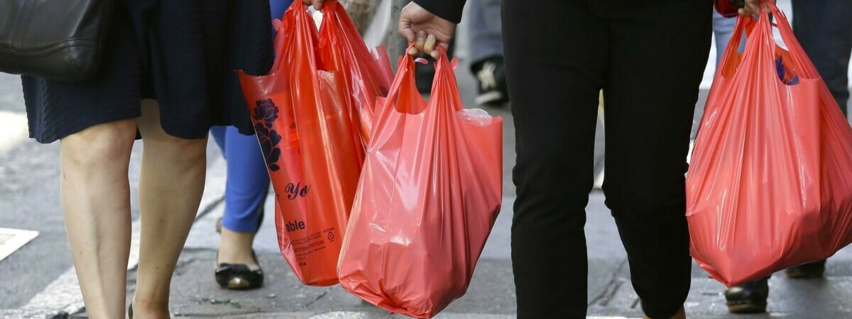 Европарламент принял закон о запрете на пластиковые бутылки и одноразовую посуду